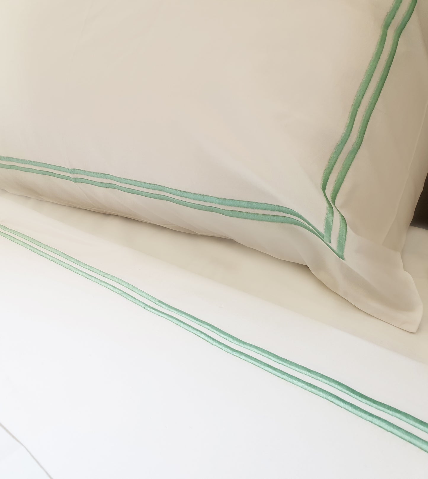Embroidered 2 Borders White Upper sheet