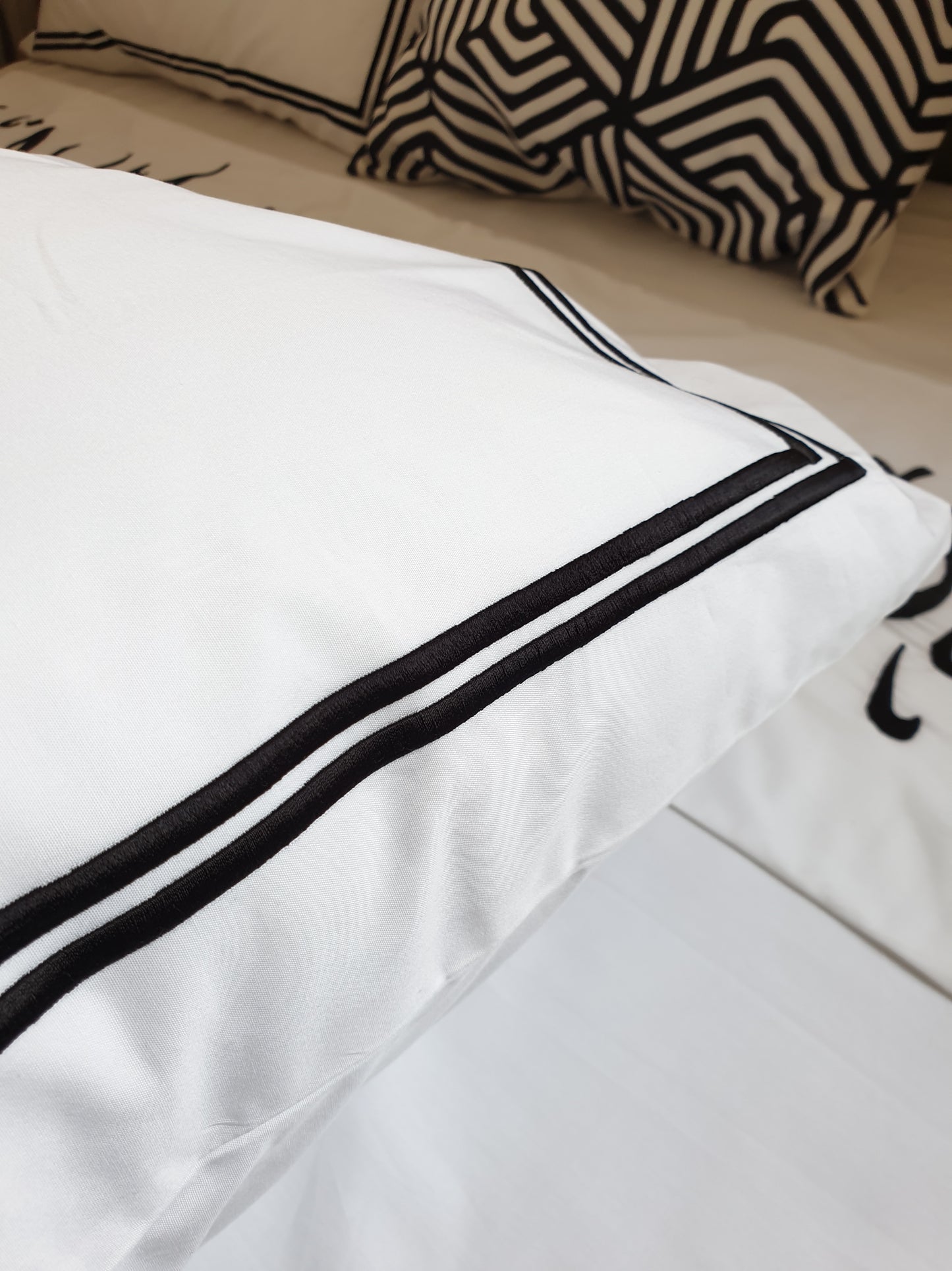 Embroidered 2 Borders White Upper sheet