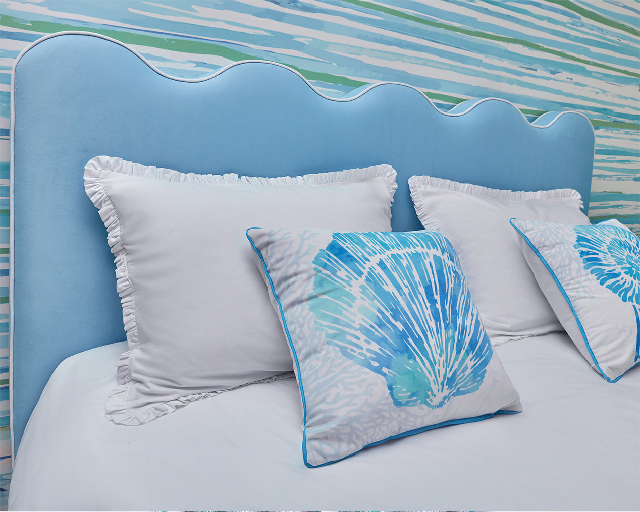 Wavy Shells Full wood x velvet Full Bed