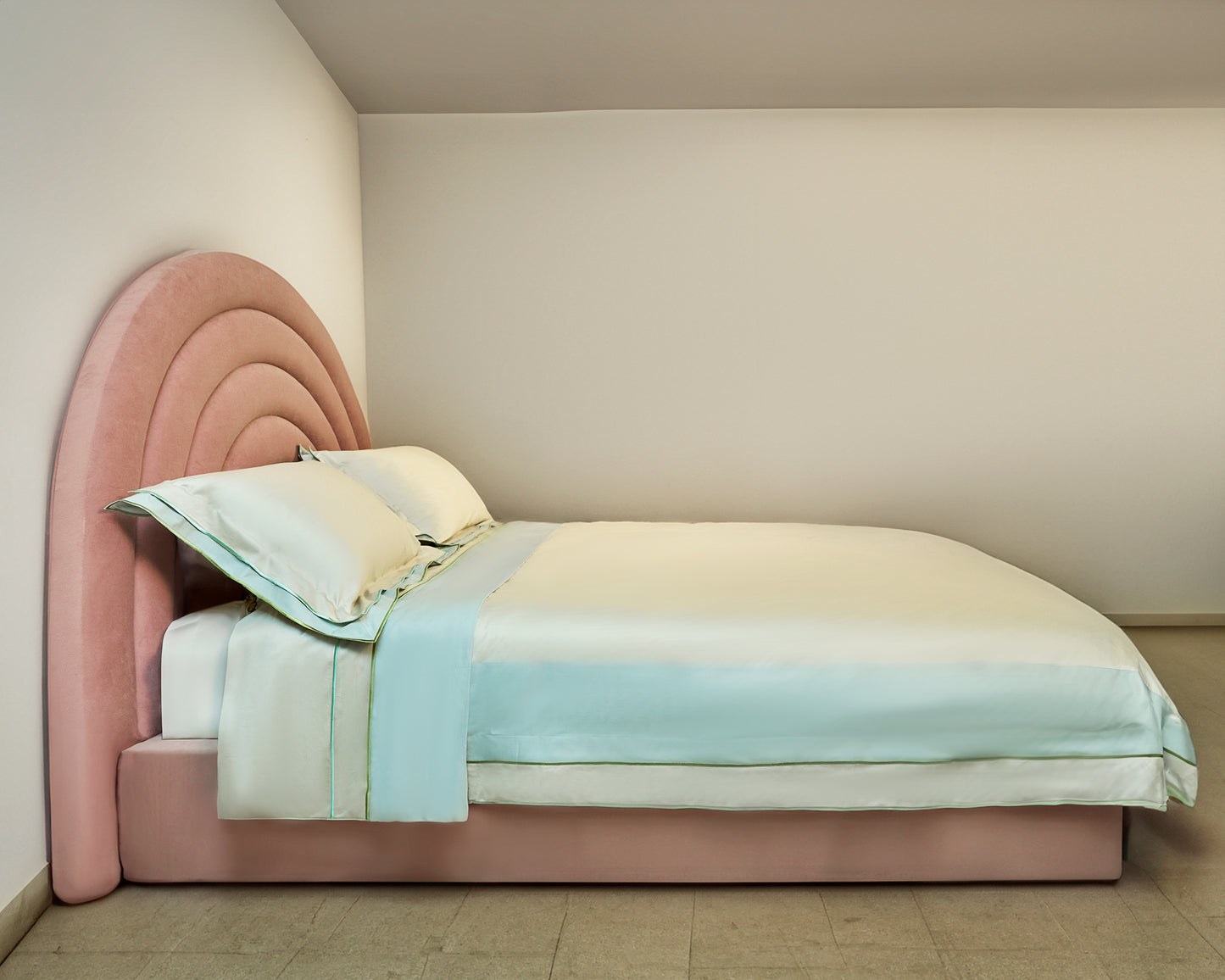 Circular Full wood x velvet Full Bed